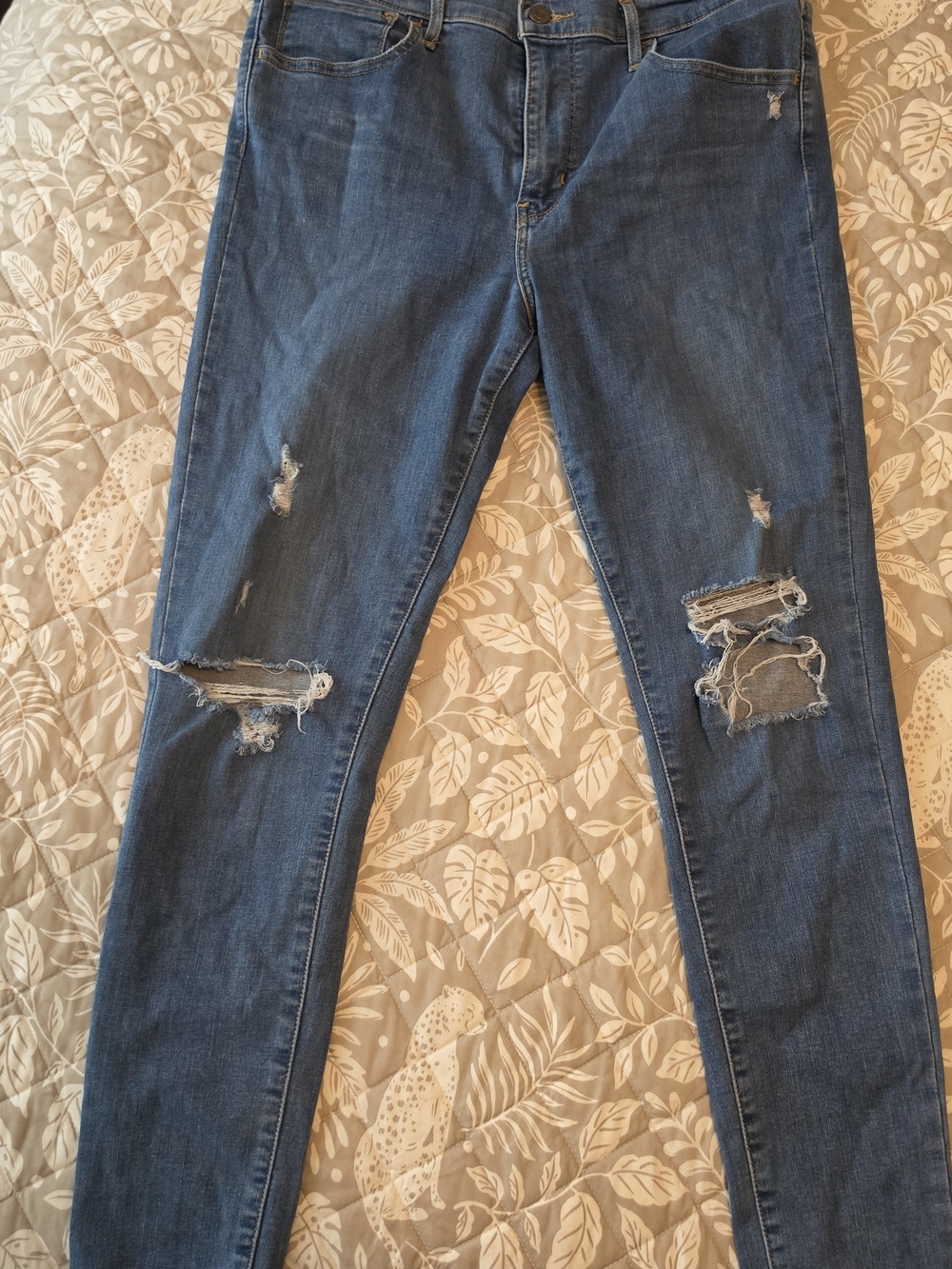 Levi's 720 High Rise Super Skinny Jeans Size 31 Medium Wash Distressed Ripped